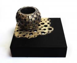 Class Concrete 4- Ahşap Ayak Damalı Küre Beton Saksı HK1503