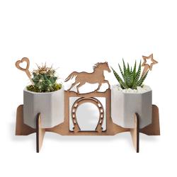 Beton Saksılı Koşan At ve Nal Desenli Ahşap Stand HK1691