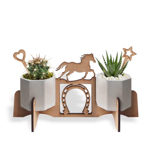 Beton Saksılı Koşan At ve Nal Desenli Ahşap Stand