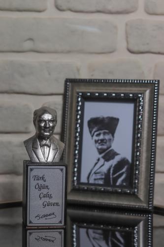 Ahşap Ayaklı Gümüş Beton Atatürk Büstü - Halkkitabevi