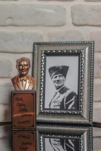 Ahşap Ayaklı Bakır Beton Atatürk Büstü - Halkkitabevi